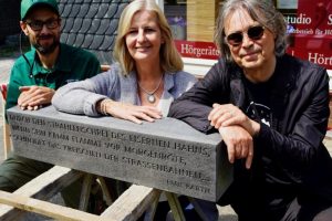 Der 5. Zitatstein wird vor dem Emil-Barth-Haus verlegt