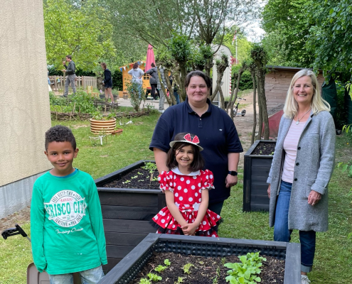Kita am Bollenberg erhält Hochbeete und Gartenhaus (2022)