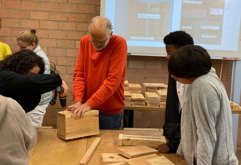 AGNU baut mit Schülerinnen und Schülern aus Marseille und Haan Nistkästen