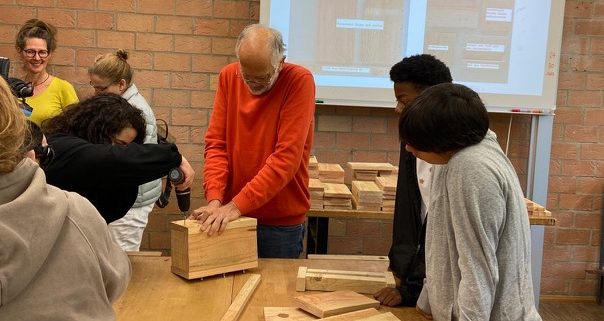 AGNU baut mit Schülerinnen und Schülern aus Marseille und Haan Nistkästen